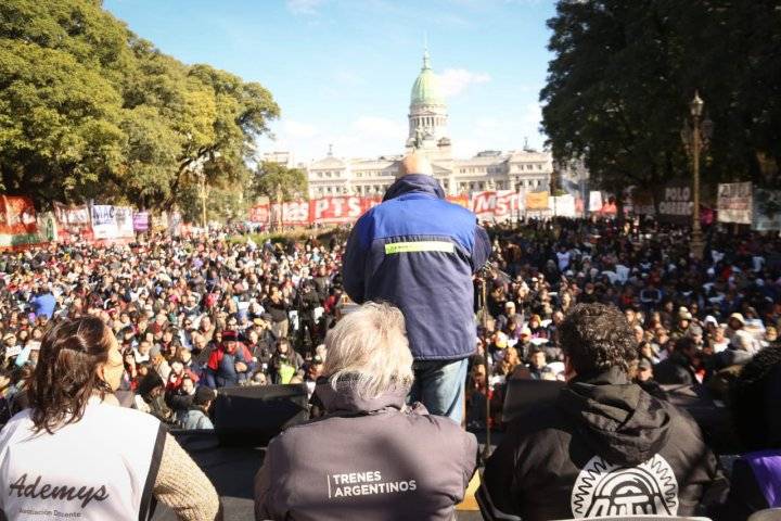 Seis medidas para frenar los despidos y el “industricidio” que quieren Milei y Caputo