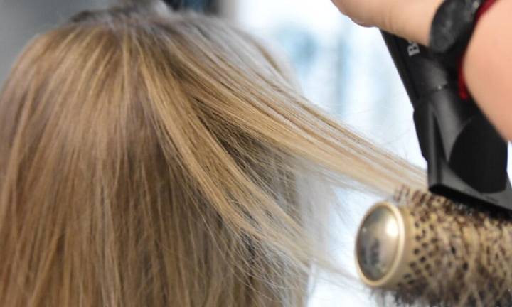 La ANMAT prohibió de urgencia varios alisados para el pelo por la posible presencia de formol