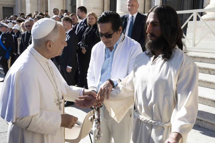 Peruano Walt Wizard presenta su estatua hiperrealista “Jesús Resucitado” al Papa León XIV en el Vaticano