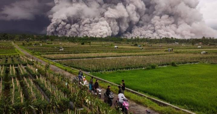 Indonesia evacuates climbers after Mount Semeru erupts again