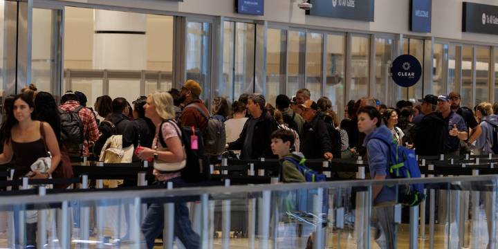 Miles de pasajeros varados en EEUU tras más de 700 cancelaciones de vuelos por el cierre del gobierno