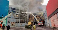 Bomberos combate enorme incendio en dos edificios de la Zona Franca de Iquique