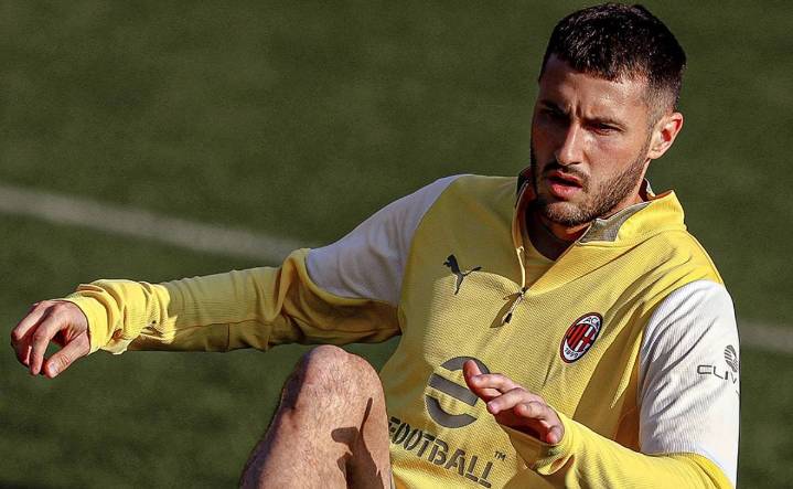 Santiago Giménez podría irse del Milan para convertirse en refuerzo de la Premier League; ¿Qué equipos lo buscan?