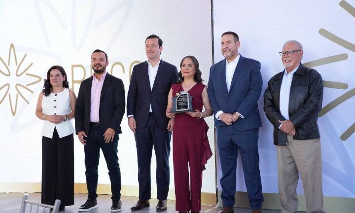 Entregan galardón Ejecutivo del Año ARHCOS 2025; lo recibe Sonia Evangelina Guzmán Butrón