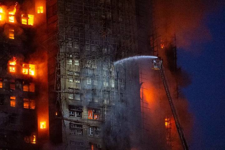 Video: Así fue el mortal incendio en 8 edificios de departamentos en Hong Kong