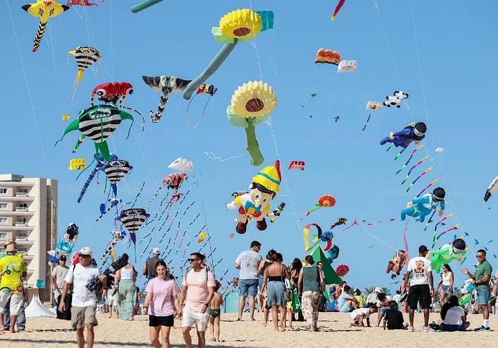 Las acrobacias más espectaculares en el cielo de Corralejo