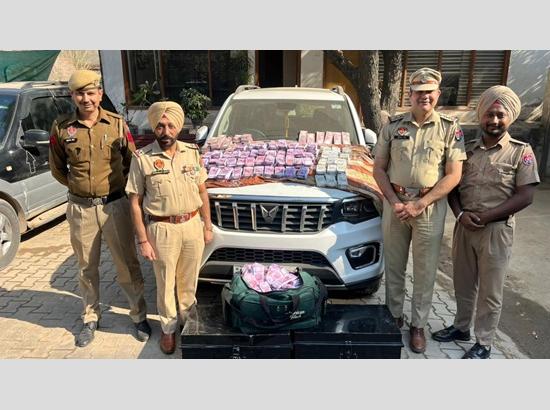 Inter-state fake currency module busted; Two held with Rs 9.99 crore counterfeit, demonetized currency Photo Source: Babushahi Bureau [ FULL VIEW ]