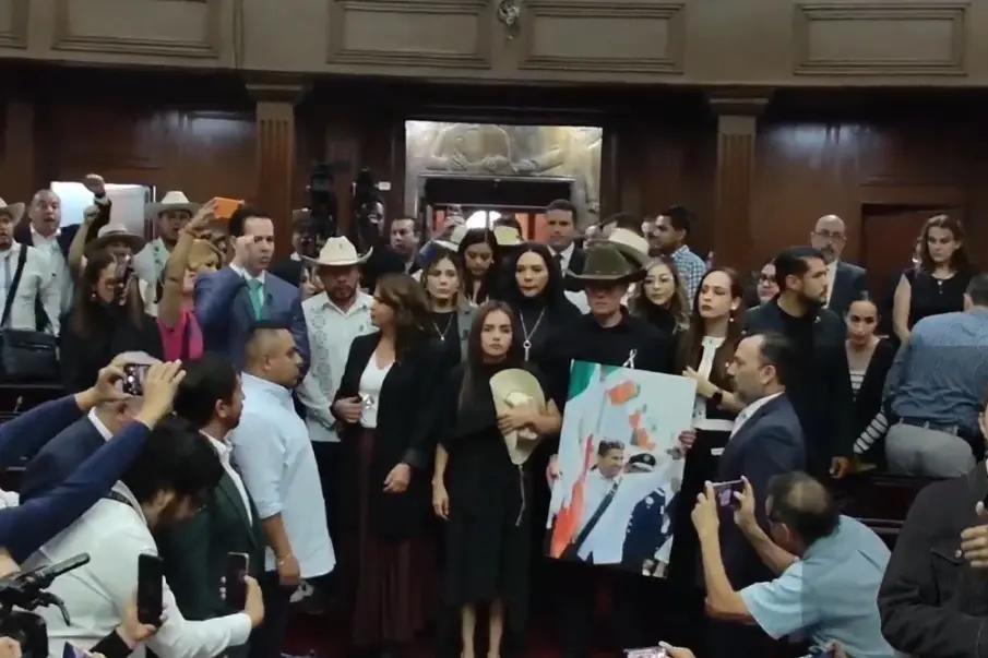 Entre apoyos y amenazas, Grecia Quiroz toma protesta como nueva alcaldesa de Uruapan tras asesinato ...