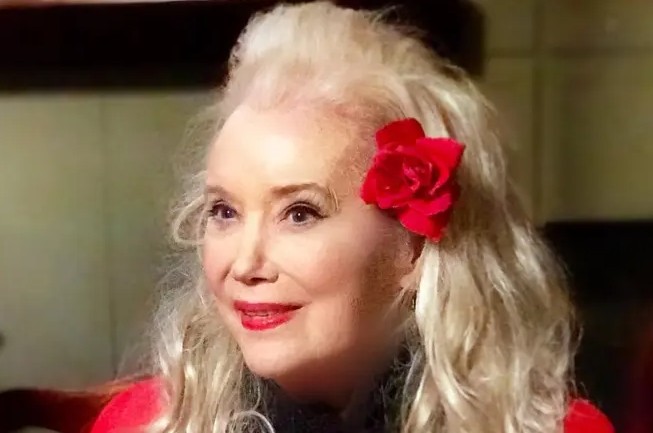 Lamentamos la pérdida de Sally Kirkland, la talentosa actriz nominada al Óscar por su papel en «Anna», quien nos deja a los 84 años.