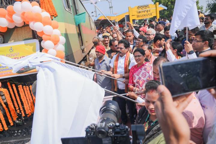 Special pilgrim train with 775 senior citizens flagged off to Omkareshwar, Ujjain