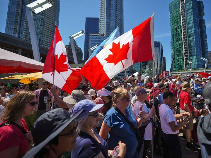 Canadians are feeling pessimistic about the country, poll finds