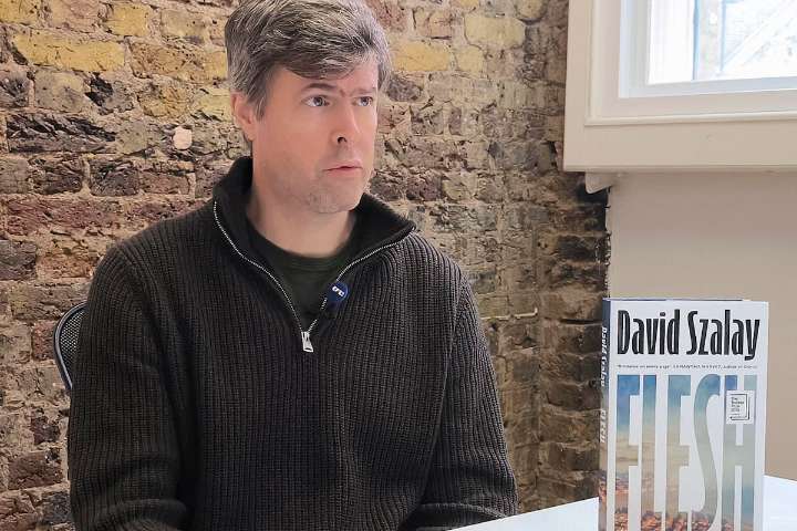 ‘Flesh’ aborda el dinero, el poder y el desarraigo, dice el reciente ganador del Booker