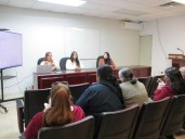 Muestran catálogo de prendas de vestir a familiares de personas desaparecidas