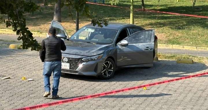 Vehículo oficial de la SSC con placas de CdMx es hallado en Zapopan con impactos de bala y rastros de sangre
