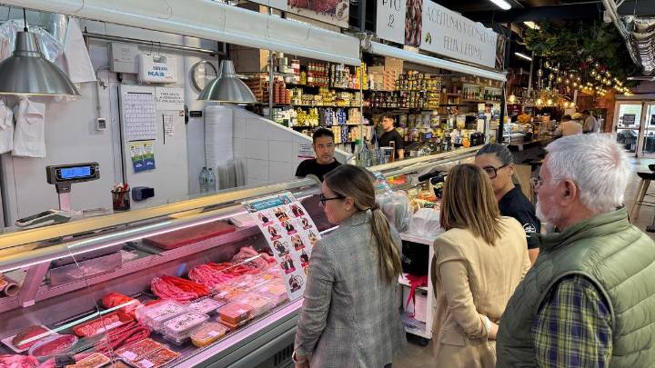 Elche impulsa la inclusión con carteles en lengua de signos en los mercados
