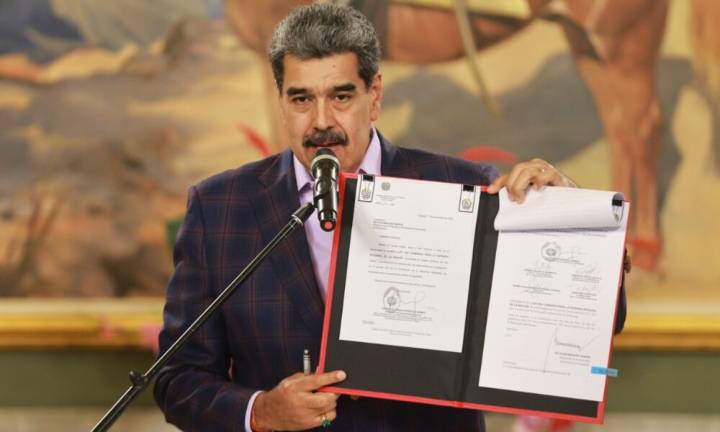 Presidente Maduro firma la Ley de Defensa Integral de la Nación