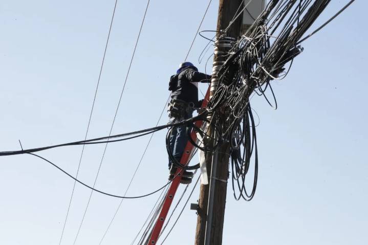 Retiran cableado obsoleto sobre la Tecnológico; mañana seguirán en la Gómez