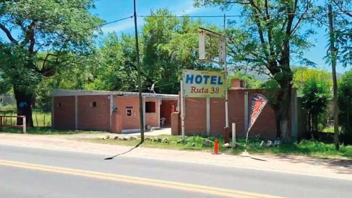 Pareja muerta en un hotel alojamiento de Córdoba: investigan un femicidio seguido de suicidio