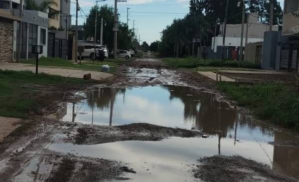 Desesperado reclamo por calles intransitables en un barrio de La Plata