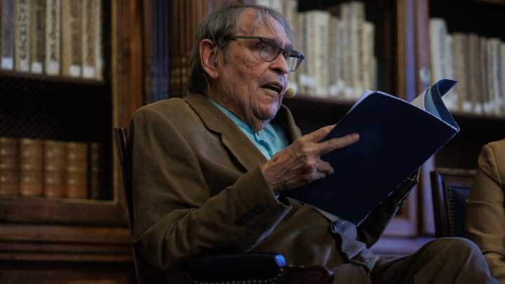 ¿Volverá a ganar, hoy, el Premio Cervantes 2025 un autor latinoamericano?