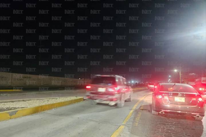 'Se brincan' al carril confinado para librar embotellamiento