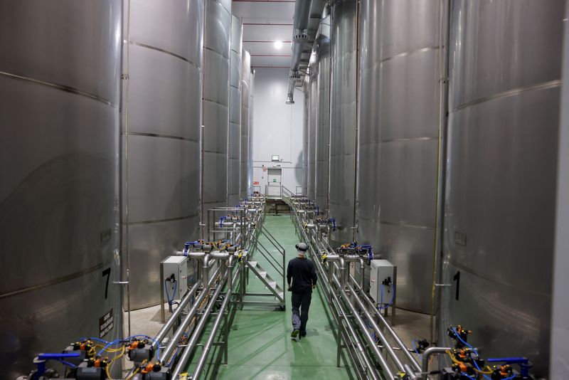 Spain's manufacturing sector posts solid growth in October, PMI shows