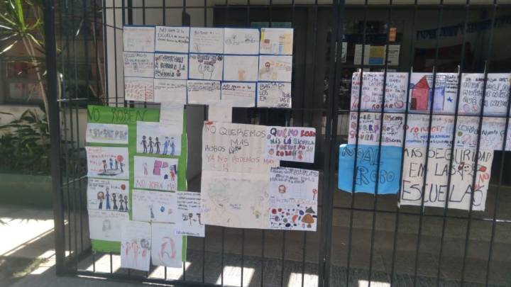 Con carteles los alumnos de la Escuela 38 reclamaron seguridad tras sufrir su tercer robo