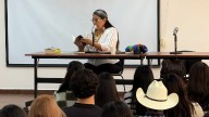 Escritora apache promueve el legado cultural de su tribu a través de la literatura