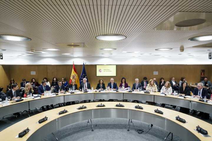 Hacienda se compromete con las CCAA a presentar un nuevo modelo de financiación en los próximos dos meses