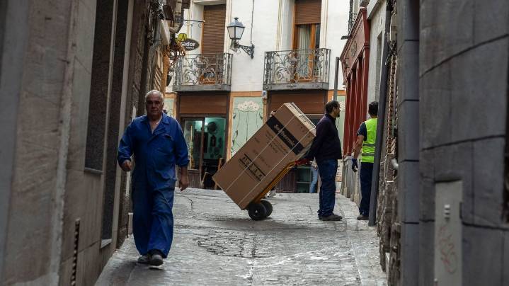 El salario medio de los españoles se eleva a más de 110 euros al mes, hasta llegar a los 2.385 euros