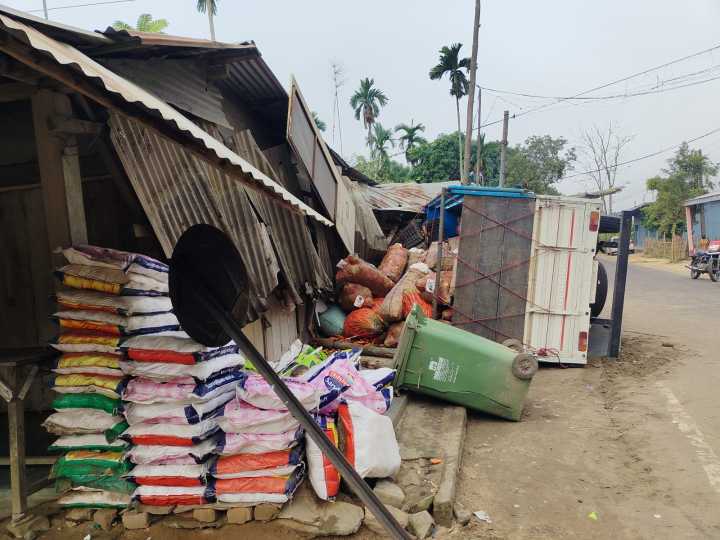 Vegetable-laden vehicle overturns, shops damaged at Dharmanagar