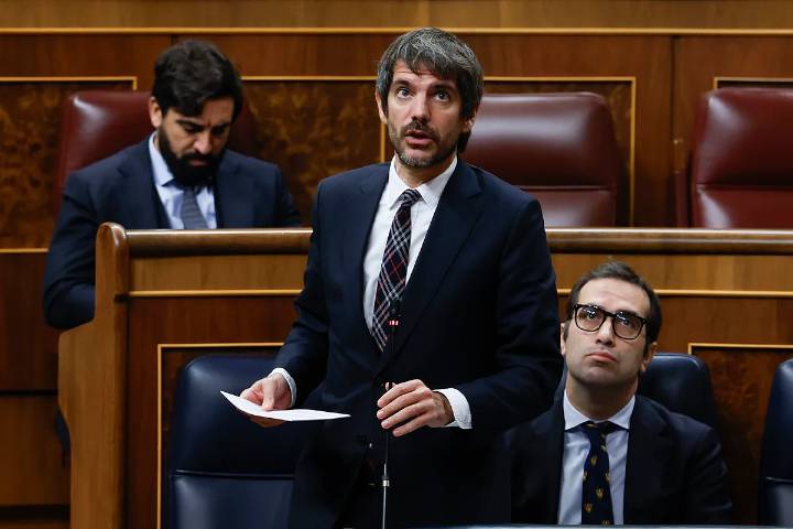 Urtasun expedienta con tres años sin empleo y sueldo al trabajador que destapó daños irreversibles en un archivo fotográfico