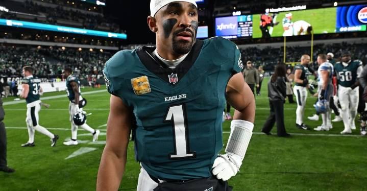 Eagles drama: Derrick Gunn says “a lot of people in that organization are frustrated with the quarterback situation right now”