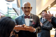 Para siempre en la peatonal: Tucumán rinde homenaje a Don Rojas, el vendedor de cubanitos más querido