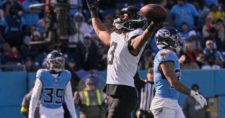 Trevor Lawrence leads Jaguars to third straight win in 25