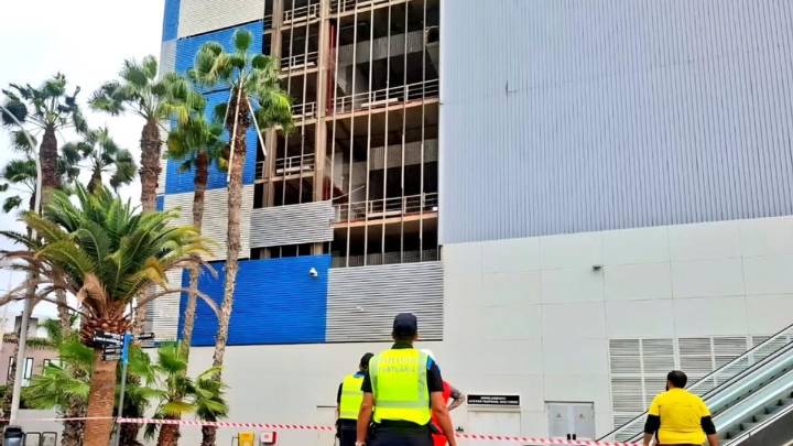 La caída de láminas de aluminio de la fachada del CC El Muelle obliga a cerrar la zona a peatones y vehículos