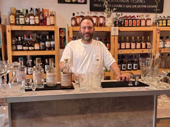 El artesano del gin: la historia detrás de Ginevré, la destilería que crece en el conurbano