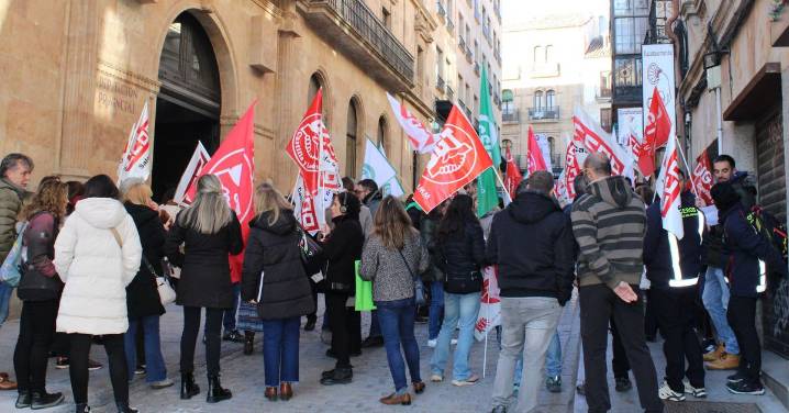 La sede de la Diputación de Salamanca vuelve a ser escenario de protestas por parte de sus trabajadores: reclaman subidas salariales para los que menos cobran