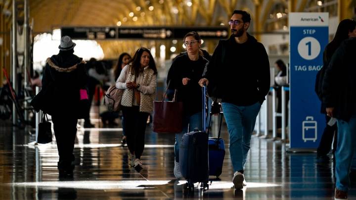Lingering flight disruptions expected after government reopens