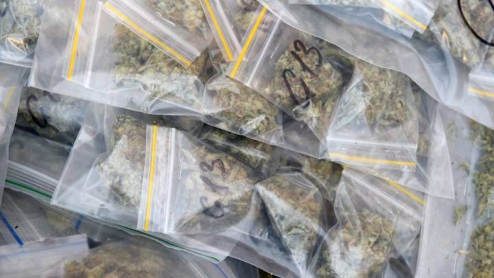 Crece la preocupación en Francia por el asesinato del hermano de un activista antinarco: El presidente Macron convocó una reunión de urgencia