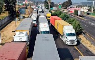 Suman más de 34 horas cierres carreteros