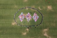 Hecho con más de 8 mil rombos de lana: así es el logo gigante de Metro de Santiago creado en un acto colaborativo inédito