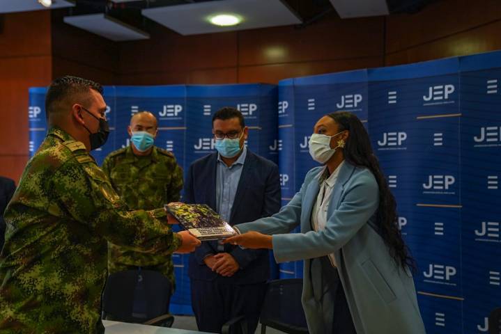El Ejército acompañó a la Corporación Mil Víctimas en la entrega del informe “El conflicto armado desde la piel del soldado colombiano” a la JEP