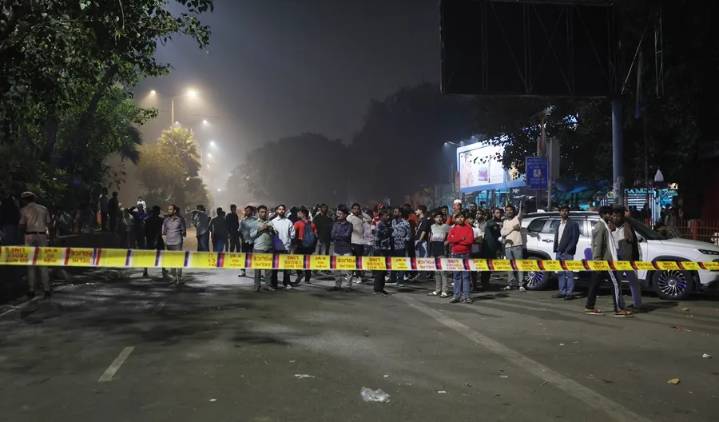 Explosión en Nueva Delhi deja al menos 9 muertos mientras la capital india enfrenta niveles severos de contaminación del aire