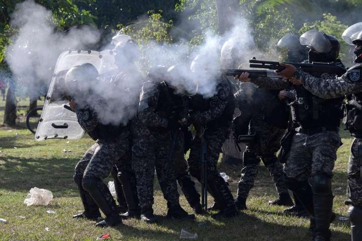 Choques entre hinchas y policía en caravana de Flamengo rumbo a la Libertadores
