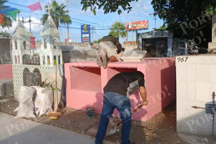 Familias de Escárcega mantienen viva la tradición de limpiar tumbas por Día de Muertos