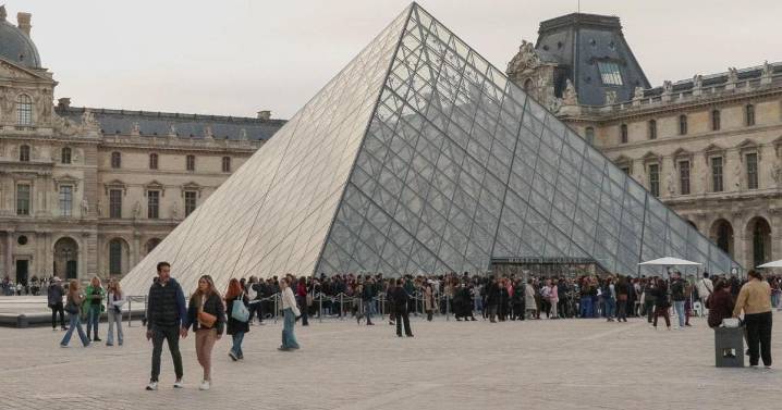 Museo del Louvre instalará cámaras y un puesto policial tras robo de joyas de la Corona