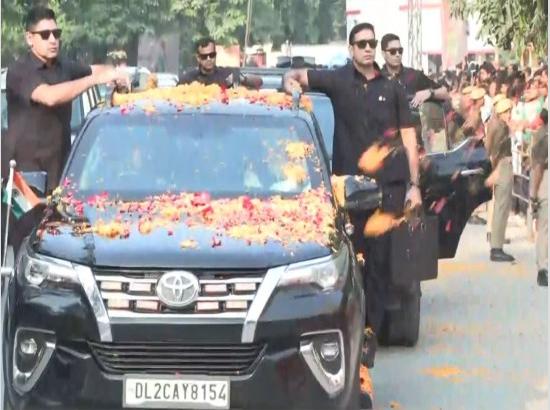PM Modi holds a roadshow in Varanasi, receives warm welcome from crowd ANI Photo [ FULL VIEW ]
