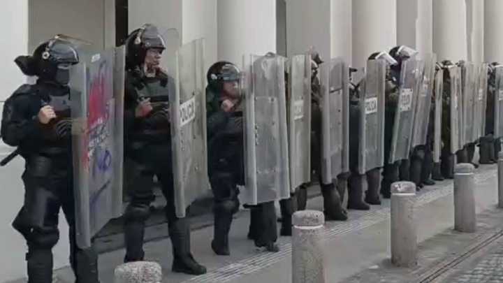 Antimotines Retiran a Extrabajadores del Seguro Popular que Protestan en Plaza Lerdo de Xalapa