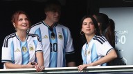 Ni de Boca ni de River: Dua Lipa fue a ver el Superclásico con la camiseta argentina